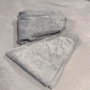 Juicy sett - Säljer detta gråa juicy settet! Det är köpt nyligen, men det är från deras äldre kollektion! (Från deras hemsida). 🩶🩶 koftan är i 15/16 och byxorna är 14/15.  Knappt använt det tyvärr, men det är i jättefint skick. nypris för hela settet: 2500+