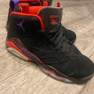 Nike Air Jordans storlek 36.5  - Snygga Nike Air Jordans (flight club 91) i svart med röda och lila detaljer. Skorna har en hög design med snörning och en synlig luftdämpning i sulan. Perfekta för dig som vill ha en sportig och stilren look. Dessa är knappt använda som nya. Storlek 36.5 