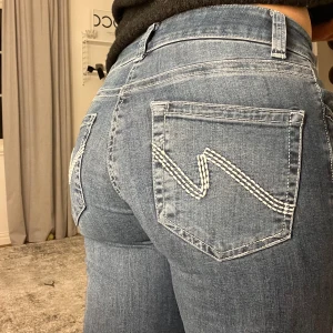 Lågmidjade jeans - Lågmidjade populära jeans från Nelly med detaljer på fickorna🩷