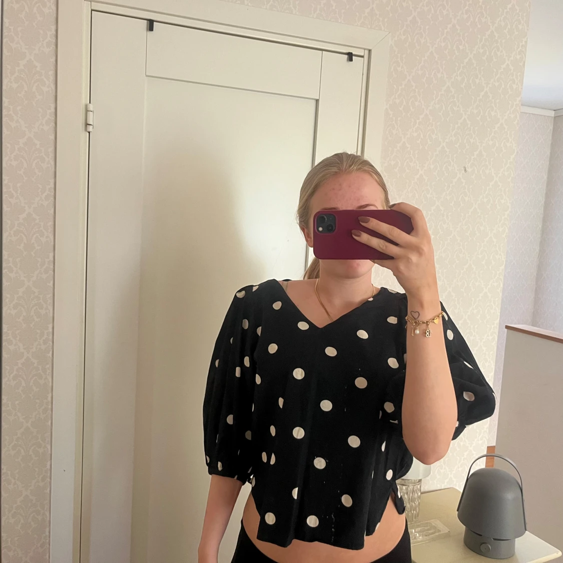 Svart blus med vita prickar - 2