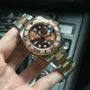 Seiko two-tone Yachtmaster mod - Nu är denna Seiko Yachtmaster mod färdigbyggd och till salu! (Custom made.) Klockan har Seikos automatiska NH35A-urverk. Glaset är av safir, vilket är reptåligt. Diametern är 40 mm. Klocklåda och verktygs-kit ingår. Övriga frågor? DM!