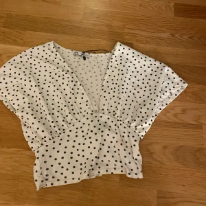 Vit prickig blus från Zara - Säljer den här jättesöta blusen från Zara, den köptes för ca 1 år sen och är aldrig använd☺️