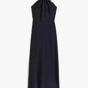 Marinblå balklänning  - Säljer nu min älskade marinblåa balklänning med halterneck-design. Den har även öppen rygg! Om ni vill ha fler bilder så kan jag försöka lösa det! Klänningen är i XS, men passar mig som är S. 