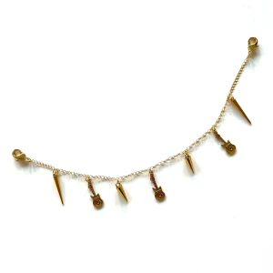 Guldfärgat accessoarsmycke - Guldfärgat handgjort accessoarsmycke med hängande gitarrer och spikar 🎸❤️‍🔥Såå snygg att hänga på väskan för att toppa till outfiten ❤️‍🔥🎸