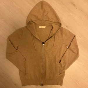 Cashmere zip up - Säljer nu denna feta cashmere koftan från sayless, eftersom att jag inte använder längre. Koftan är i fint skick och är redo för en ny ägare🤩 Hör gärna av dig vid frågor eller fler bilder🕺