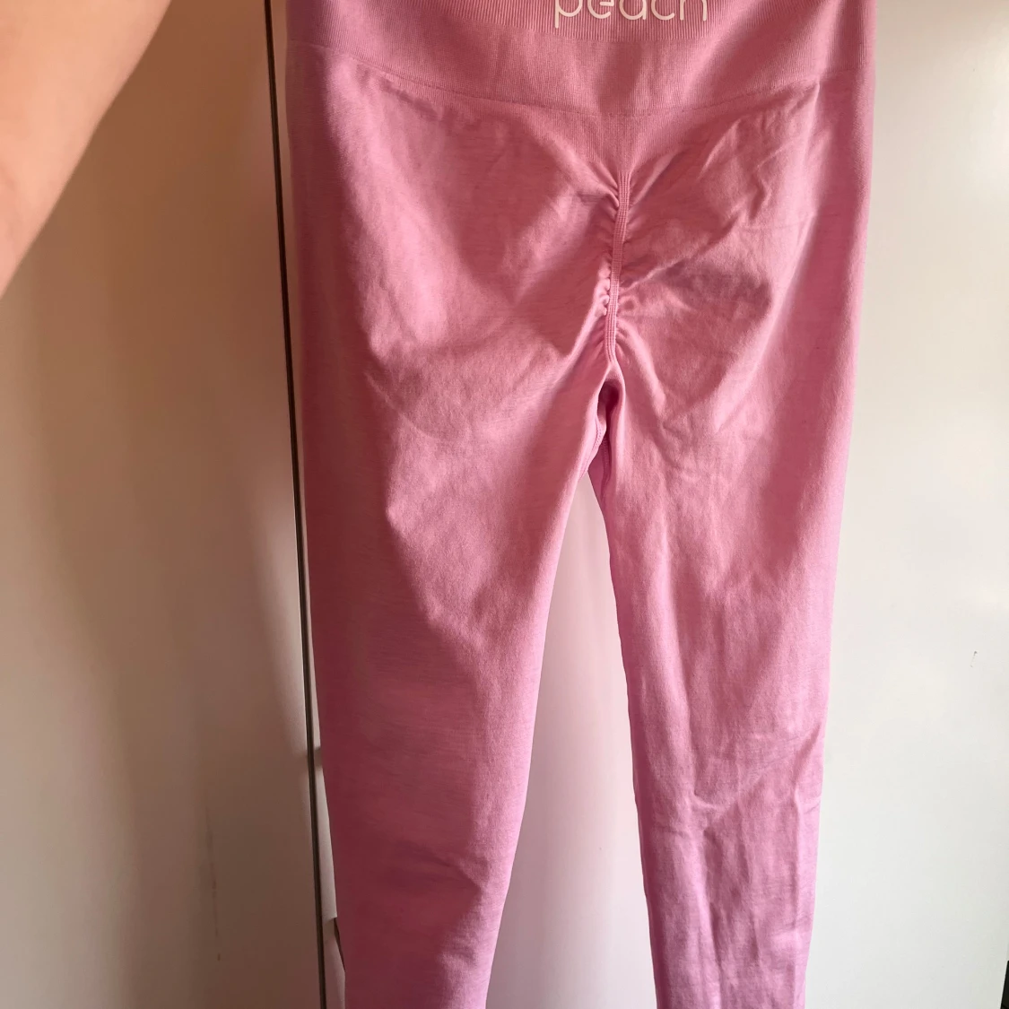 Träningsbyxor med scrunch från Peach-tights - 1