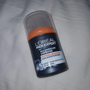 Moisturiser - Hypoallergen 24-timmars fuktighetskräm från L'Oréal Men Expert med magnesiumförsvar. Passar för känslig hud och innehåller 0% alkohol. Kommer i en praktisk 50 ml flaska med en orange och svart design. Helt ny! 