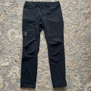 Svarta byxor från Haglöfs - Säljer ett par svarta byxor från Haglöfs i storlek 54  som jag har använt 4 gånger typ. Hör av er 