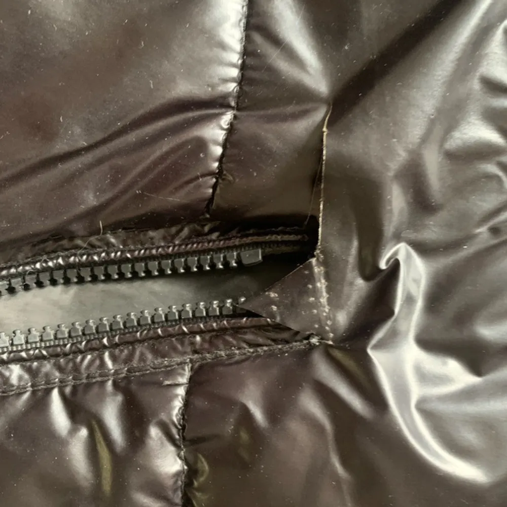 Moncler Maya storlek M sitter mer som S! Den är rätt använt och lite sönder vi fickorna som kan fixas hemma eller hos en sömmerska! Märket är lite smutsigt men går att tvätta! Därav det låga priset!. Takit.