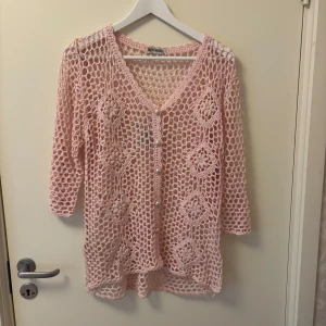 Rosa virkad kofta - Rosa virkad tröja med pärlor och fina detaljer.🩷
