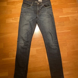Tiger of Sweden jeans  - Snygga blå tiger of Sweden jeans i modellen, Evolve.  De har en slim passform och är perfekta för en avslappnad stil, (knappt använda). Storleken är 30/34". Hör gärna av dig för mer info.