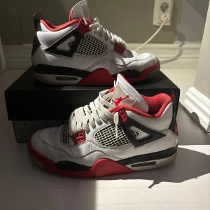 Nike Air Jordan 4 Fire red - Bra skick förutom creasing. Dm för frågor