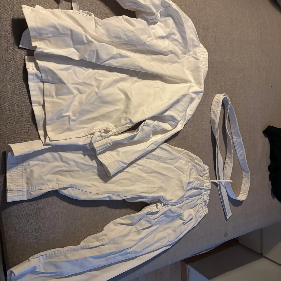 Vit kampsportsdräkt med bälte