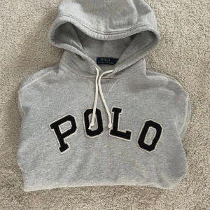 Grå hoodie från Polo Ralph Lauren - Säljer en grå hoodie från Polo Ralph Lauren storlek S nypris 1899kr skicket är 9/10 har använt den ett fåtal gånger. Bara att höra av sig vid frågor!