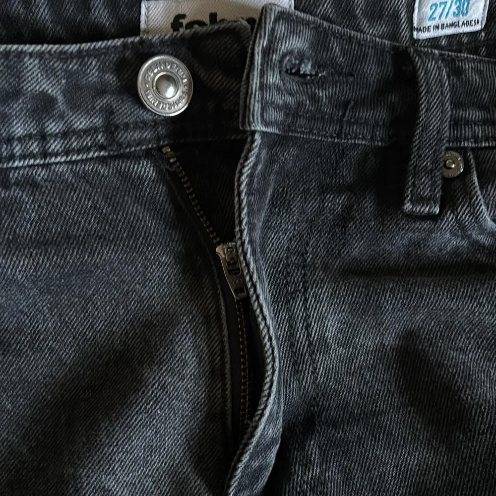Snygga svarta jeansbyxor från New Yorker med en klassisk femficksdesign. Byxorna har en dragkedja och knapp framtill. Perfekta för en stilren look.. Farkut & Housut.