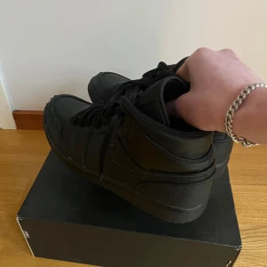 Nike air Jordan 1 svart storlek 42 - Ett par feta Nike air Jordan 1’s i storleken 42. De är i ett okej skick, men ser ändå fina ut. Om du har funderingar eller andra frågor om skorna så är det bara att höra av sig! 