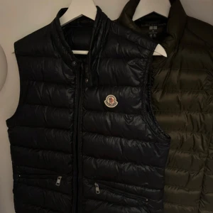Moncler gui väst  - Moncler gui, färg navy, skicket e som nytt, storlek 1 motsvarar S