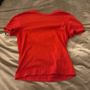 Röd kortärmad t-shirt - Snygg röd t-shirt i bomull med korta ärmar. Perfekt för en avslappnad stil. Sitter tajt men är stretchig. 