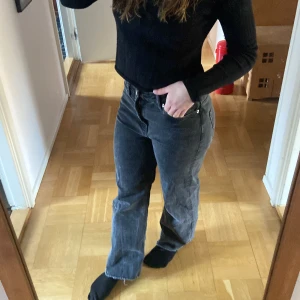 Svarta jeans från 157 - Snygga svart/gråa jeans från 157 med en klassisk femficksdesign. De har en rak passform men inte skinny. Jeansen har en stilren look. Perfekta för en avslappnad stil.