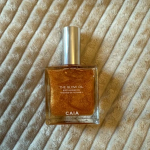 The Glow Oil Body Shimmer från CAIA - Body shimmer från CAIA med avokadoolja och vitamin E. Givetvis aldrig använd! 