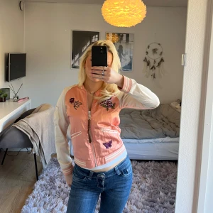 Odd Molly jacka  - Skit cool odd Molly jacka med snygga detaljer, perfekt nu till våren. Jackan är i jätte fint skick. Skulle säga att jackan är storlek xxs/xs. 