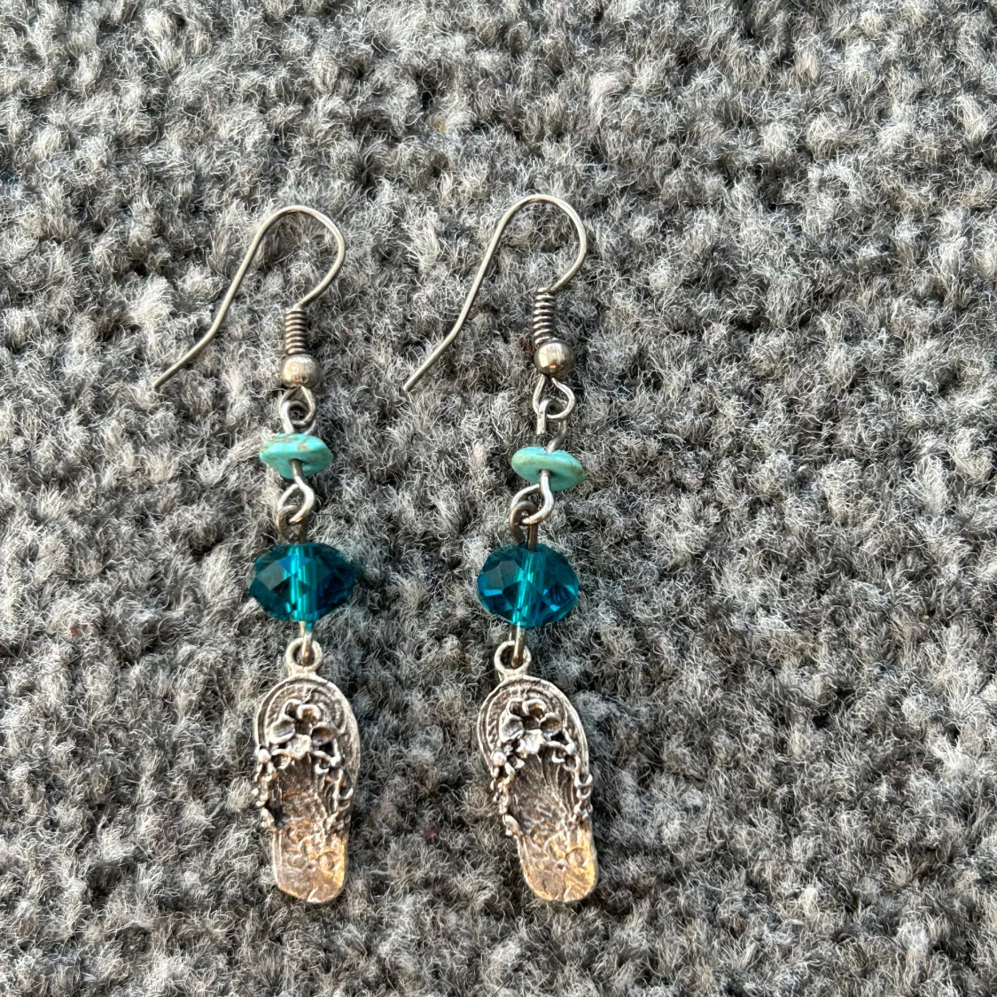 Örhängen med turkosa pärlor och sandalmotiv - 3