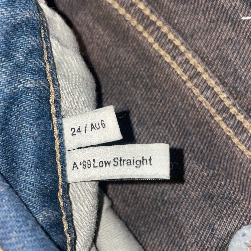 Snygga blå jeans från Abrand Jeans i modellen A '99 Low Straight. De har en klassisk femficksdesign och låg midja. Perfekta för en avslappnad stil med en rak passform.. Farkut & Housut.