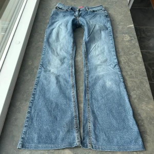 Bootcut lowwaist jeans  - Supersnygga bootcut, lowwaist y2k jeans med coola fickor bak. Har tyvärr ingen bild på då jeansen inte passar mig💕Innerbenslängd: 75 cm midjemått: 34 cm midjehöjd: 21 cm