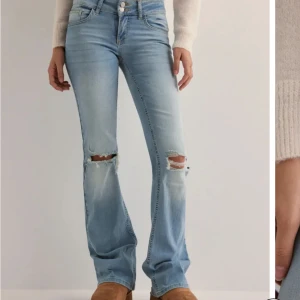 Ljusblå jeans med slitningar - Snygga ljusblå jeans med slitningar på knäna. De har en bootcut-stil och är högmidjade, vilket ger en trendig look. Perfekta för en avslappnad stil.