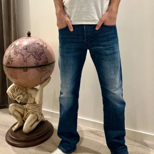 Blå jeansbyxor från Replay - Snygga blå jeansbyxor från Replay med en klassisk straight passform. Byxorna har en lätt tvättad look och fem fickor. Perfekta för en avslappnad stil.