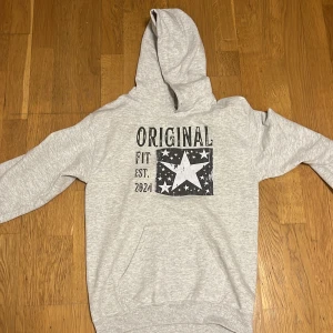 SCNDI HOODIE - Säljer min SCNDI hoodie ”Original” grå, nypris 749. Använd ett fåtal gånger, väldigt bra skick, Storlek S, Hoodien är väldigt snygg med sitt fina tryck på den, vid frågor eller bilder kontakta gärna.