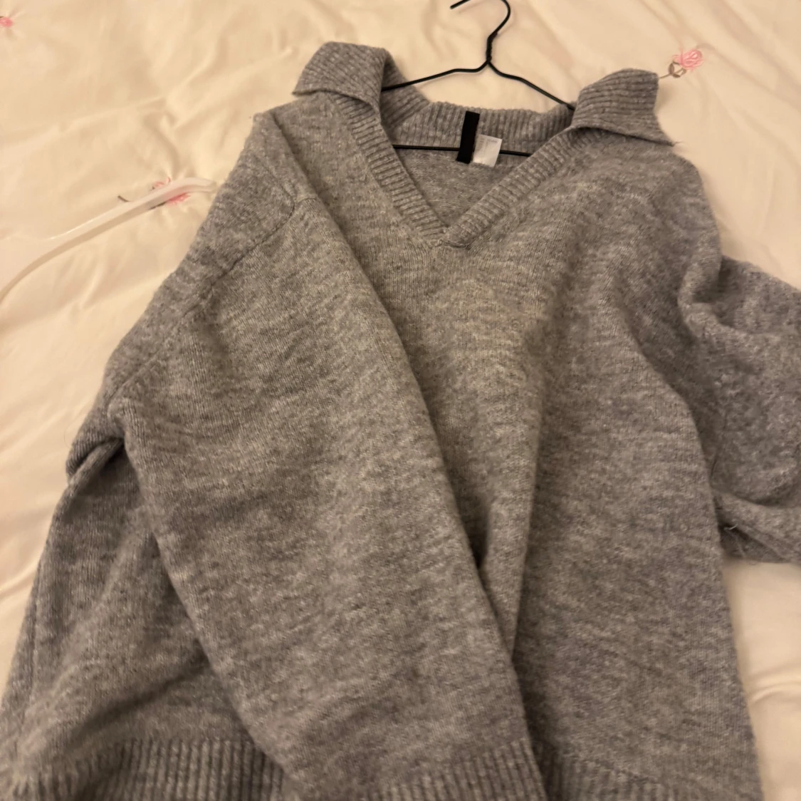 Grå stickad tröja från Divided