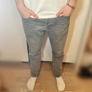 Jeans Herr - Jeans | 30:32 | Grå nyanserad fade | slim/Reugular fit | Äldre modell, säljs inte längre | Perfekt ljust par jeans till våren | Modellen är 185 cm & 72 kg | Nypris 549:- (Zaras premium jeans)