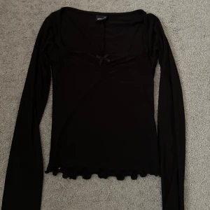 Svart långärmad topp från Gina Tricot - Säljer en topp ifrån Gina Tricot som aldrig kommit till användning så den är helt ny i storlek xs. Pris går att diskuteras, för fler bilder eller frågor skriv privat💕