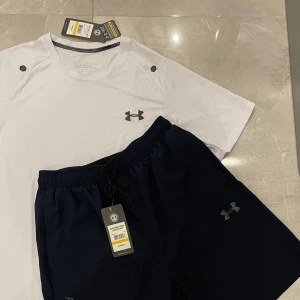 Under armor dress - Storlek L men passar M, skick 10/10 aldrig använda, har ni frågor så är det bara att höra av sig 😁