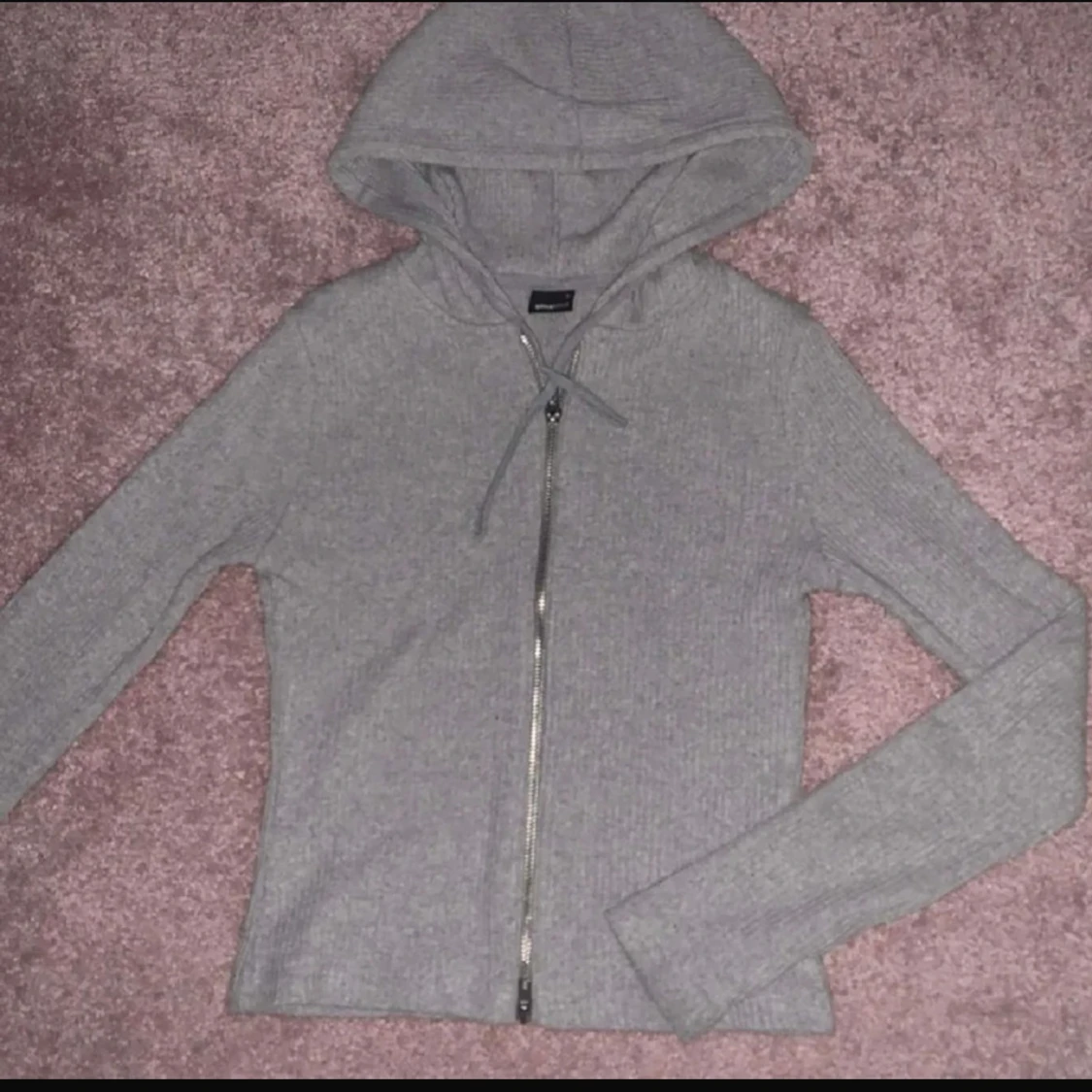 Grå ribbad hoodie med dragkedja - 1