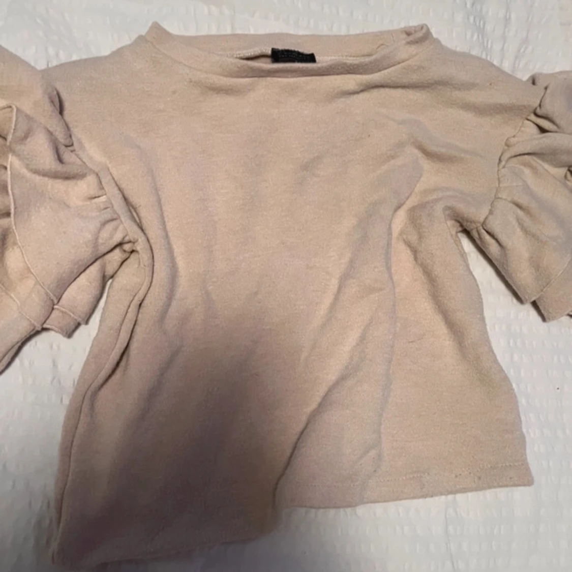 Beige tröja med volangärmar från Varlsca