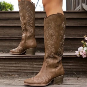 Cowboy boots - Snygga bruna cowboy boots med dekorativt broderi längs skaftet. Aldrig använda