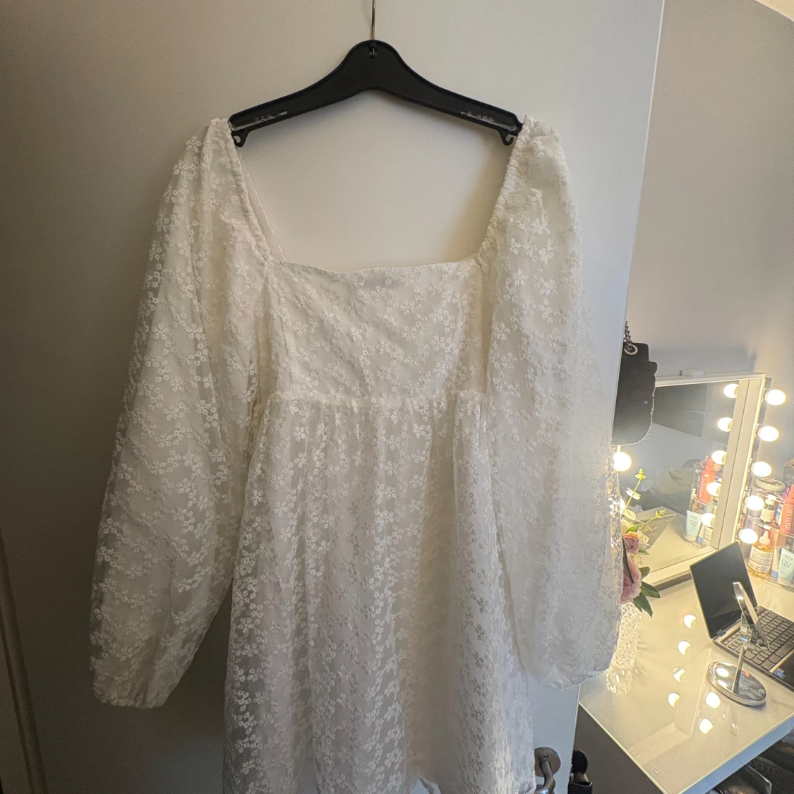 Vit blommig klänning från NA-KD - 4