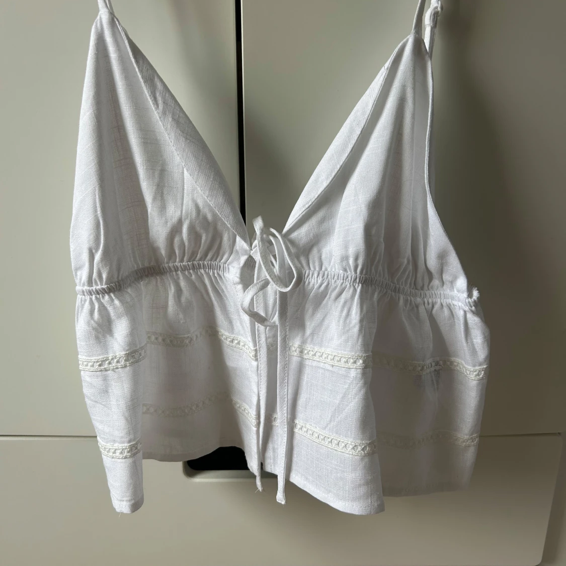 Vit linne topp med spetsdetaljer