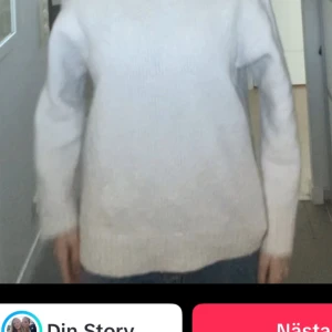 Vit stickad tröja - Säljer en mysig vit stickad tröja med långa ärmar. Perfekt för kyligare dagar och enkel att matcha med olika outfits. Tröjan har en klassisk design och är bekväm att bära. Den är lite nopprig men inte riktigt nåt man tänker på 