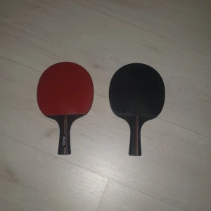 Två stycken 3 stjärniga racket - Säljer ett par pingisracketar Ena sidan är röd och den andra är svart. Perfekt för både nybörjare och erfarna spelare som vill ha bra kontroll och grepp. Köp dem och förbättra ditt spel! 🏓