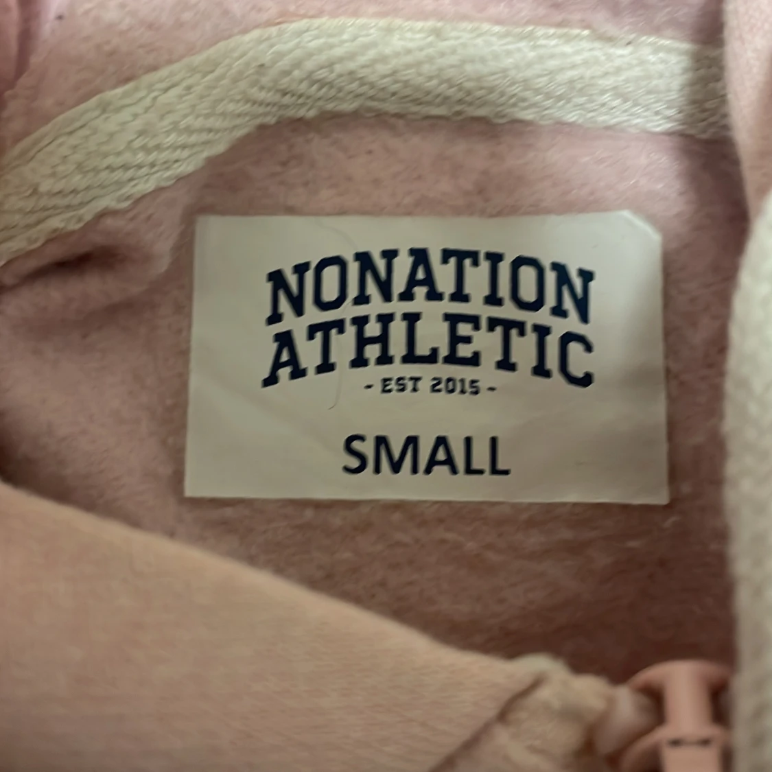 Ljusrosa hoodie från Nonation Athletic - 2