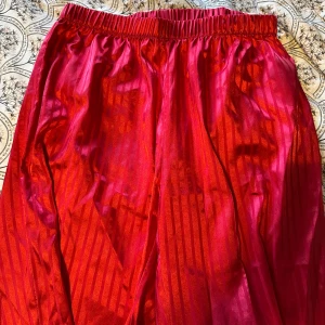 Röda satinbyxor - Röda satinbyxor från newyorker som inte kommer till användning längre, knappt använda alls.