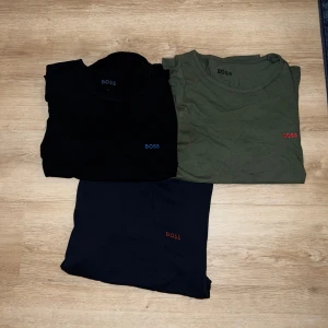 T-shirtar från Boss - Tre stilrena t-shirtar från Boss i olika färger: svart, grön och mörkblå. Varje t-shirt har en liten broderad logotyp på bröstet. Perfekta för en avslappnad och trendig look.