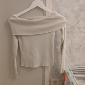 Beige offshoulder topp från H&M - Säljer en vinner tröja som är ribbad och lite tajt