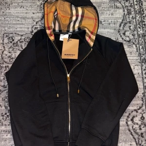 Burberry Zip - Helt ny med prislapp och oanvänd! Skick 10/10. Storlek M men sitter som XS, frågor? DM! 