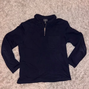 Marinblå ziptröja från H&M - Säljer en marinblå ziptröja från H&M i bra skick. Inte använd särskilt mycket. Hör av dig om du har frågor.