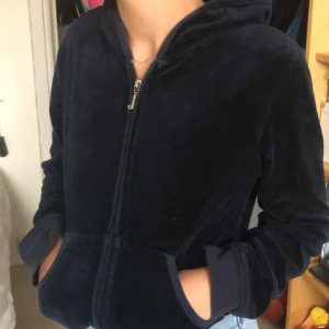 Juicy couture zip up - Äkta vintage juicy couture tröja som jag köpte för  400 kr men säljer för 250kr då jag har använt den. Säljer pga använder inte så mycket längre. Den är i storlek XL men sitter som S/M