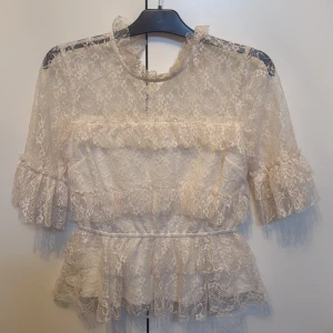 Beige spetsblus - Fin blus köpt på bubbleroom. Använd fåtal gånger men syns inte att den är använd.